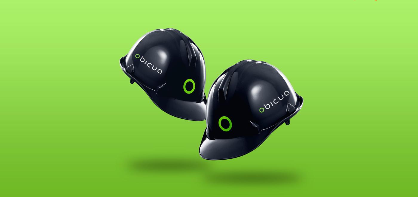 Cascos de obra con la identidad de Agencia Obicua